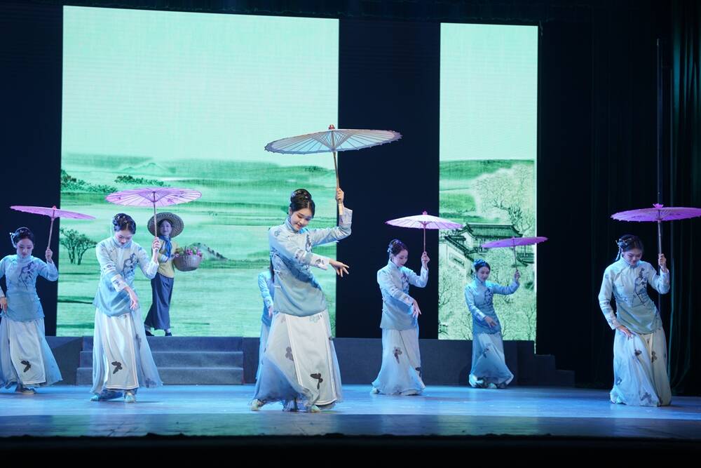 蕪湖原創(chuàng)黃梅戲《鐵畫情緣》將亮相北京 國家級(jí)“雙非遺”牽手再寫鐵畫傳奇